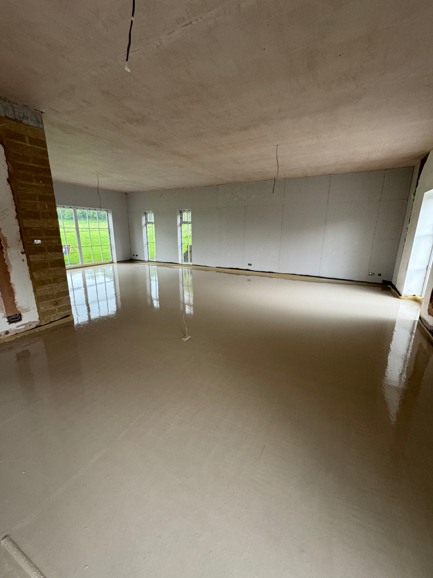 Large level liquid screed floor in a rural new build